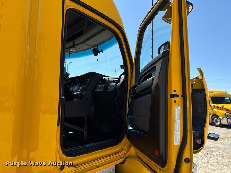 image for item EJ4576 2022 Kenworth T680 semi truck