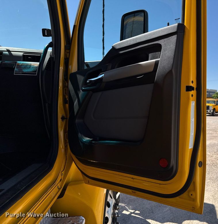 image for item EJ4576 2022 Kenworth T680 semi truck