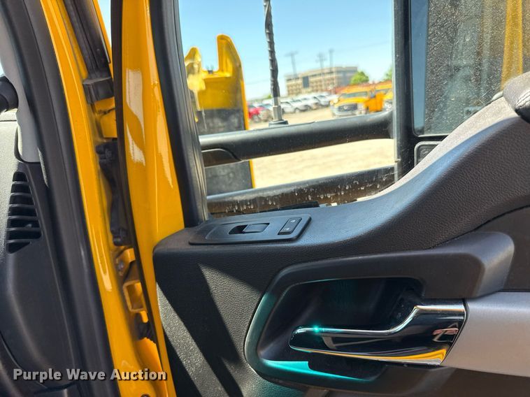 image for item EJ4576 2022 Kenworth T680 semi truck