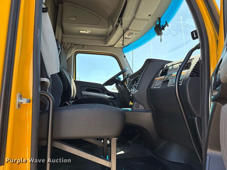 image for item EJ4576 2022 Kenworth T680 semi truck