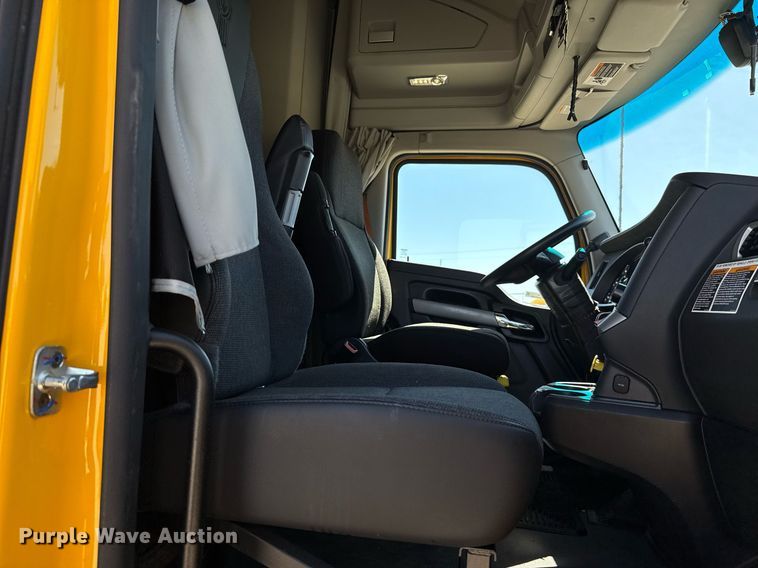 image for item EJ4576 2022 Kenworth T680 semi truck