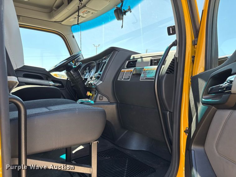 image for item EJ4576 2022 Kenworth T680 semi truck