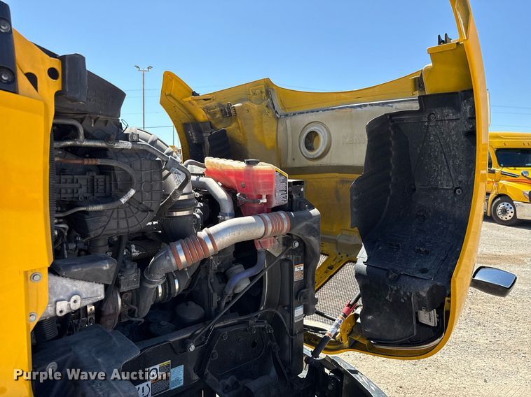 image for item EJ4576 2022 Kenworth T680 semi truck