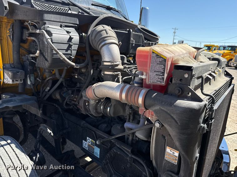 image for item EJ4576 2022 Kenworth T680 semi truck