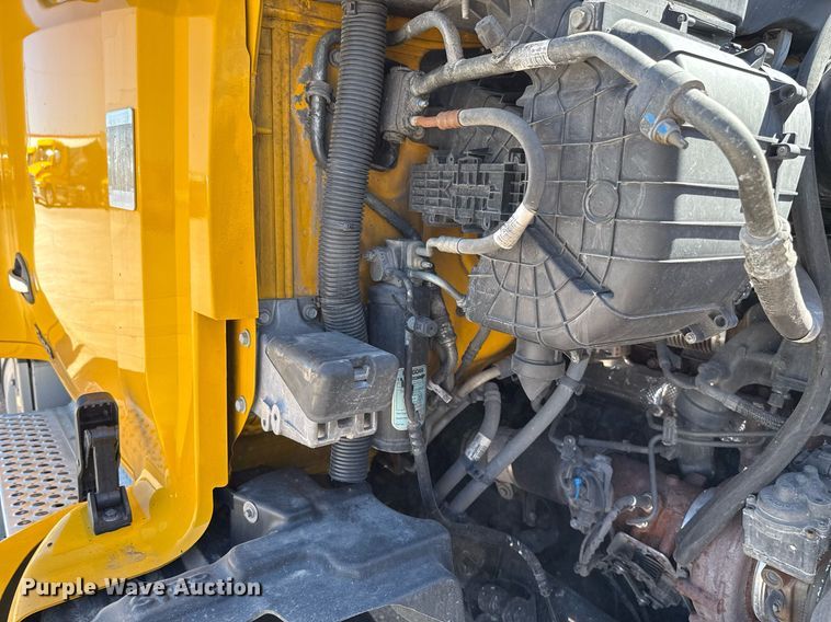 image for item EJ4576 2022 Kenworth T680 semi truck