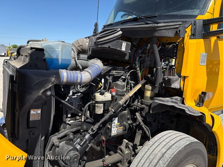 image for item EJ4576 2022 Kenworth T680 semi truck