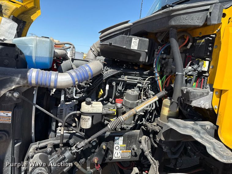 image for item EJ4576 2022 Kenworth T680 semi truck