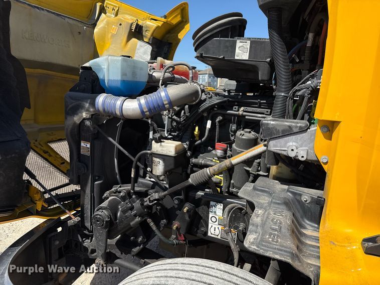 image for item EJ4576 2022 Kenworth T680 semi truck