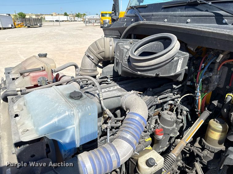 image for item EJ4576 2022 Kenworth T680 semi truck