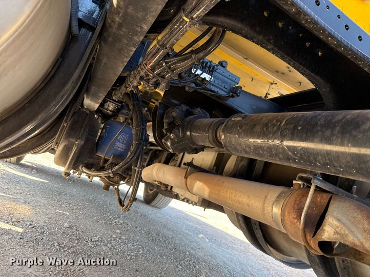 image for item EJ4576 2022 Kenworth T680 semi truck