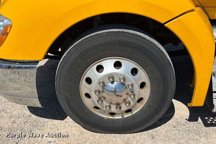 image for item EJ4576 2022 Kenworth T680 semi truck