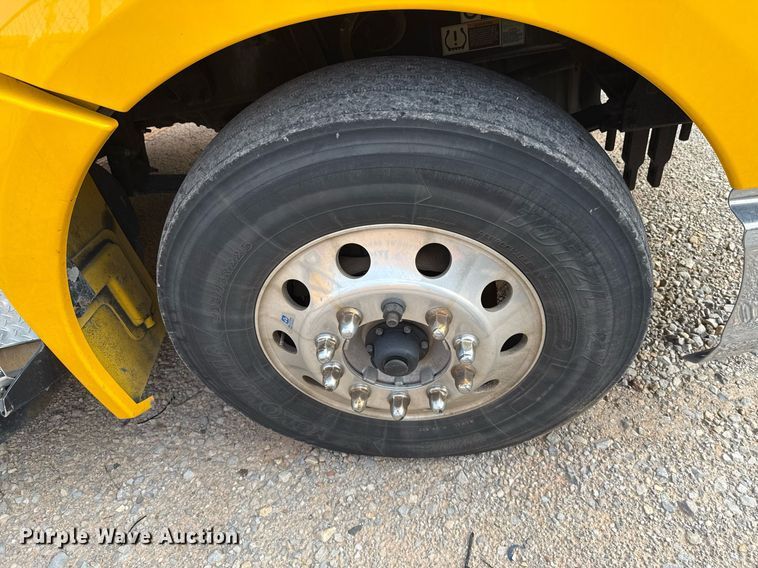 image for item EJ4576 2022 Kenworth T680 semi truck