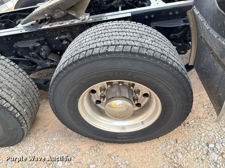 image for item EJ4576 2022 Kenworth T680 semi truck