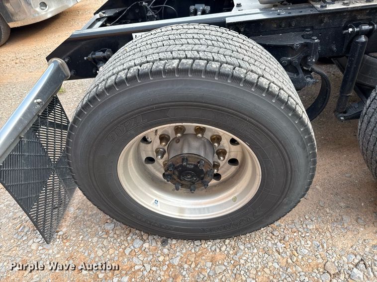 image for item EJ4576 2022 Kenworth T680 semi truck