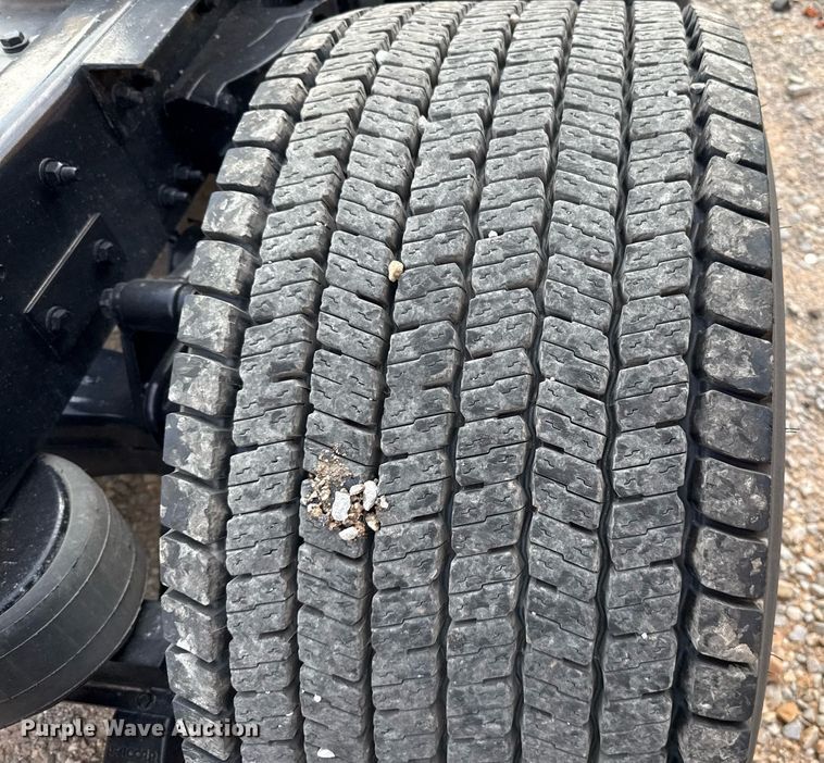 image for item EJ4576 2022 Kenworth T680 semi truck