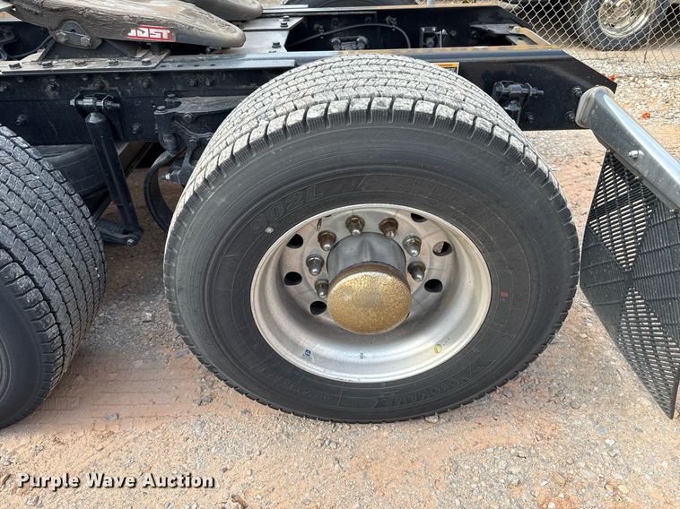 image for item EJ4576 2022 Kenworth T680 semi truck