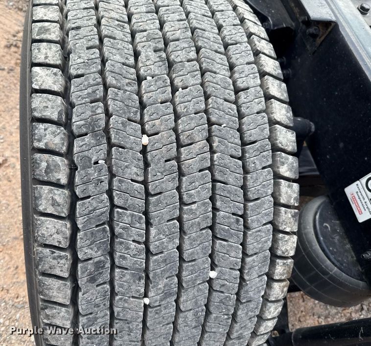 image for item EJ4576 2022 Kenworth T680 semi truck