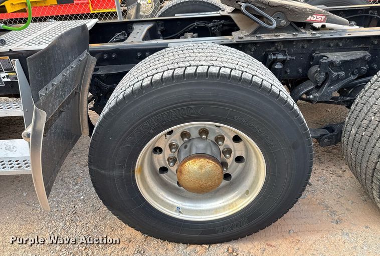 image for item EJ4576 2022 Kenworth T680 semi truck