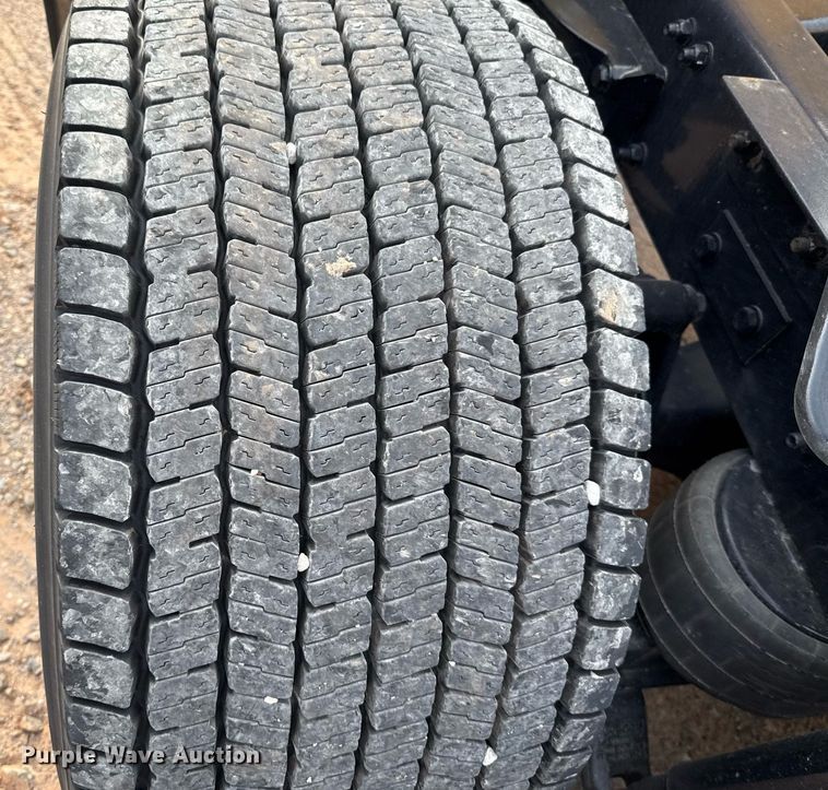 image for item EJ4576 2022 Kenworth T680 semi truck