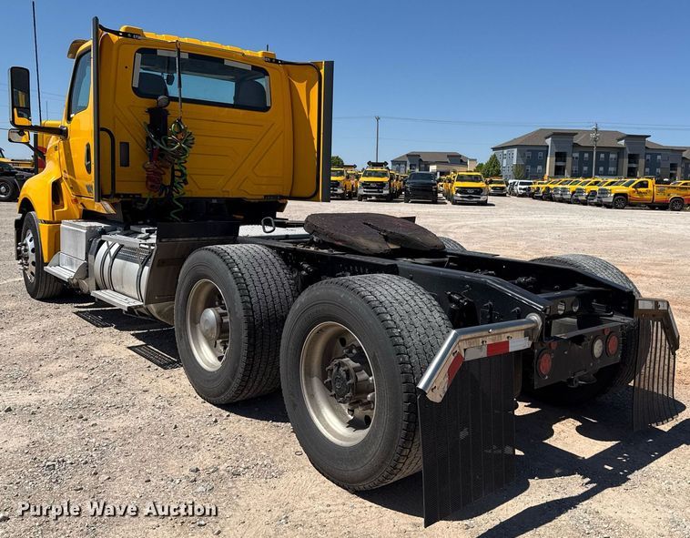 image for item EJ4577 2021 International LT625 semi truck