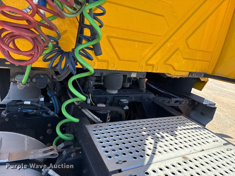 image for item EJ4577 2021 International LT625 semi truck