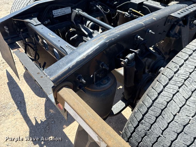 image for item EJ4577 2021 International LT625 semi truck