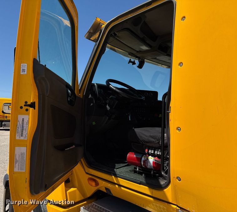 image for item EJ4577 2021 International LT625 semi truck