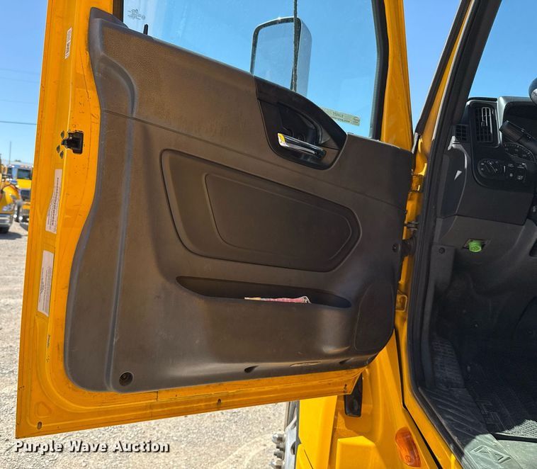 image for item EJ4577 2021 International LT625 semi truck