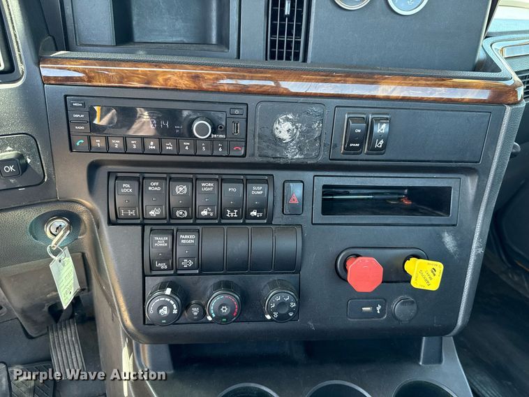 image for item EJ4577 2021 International LT625 semi truck