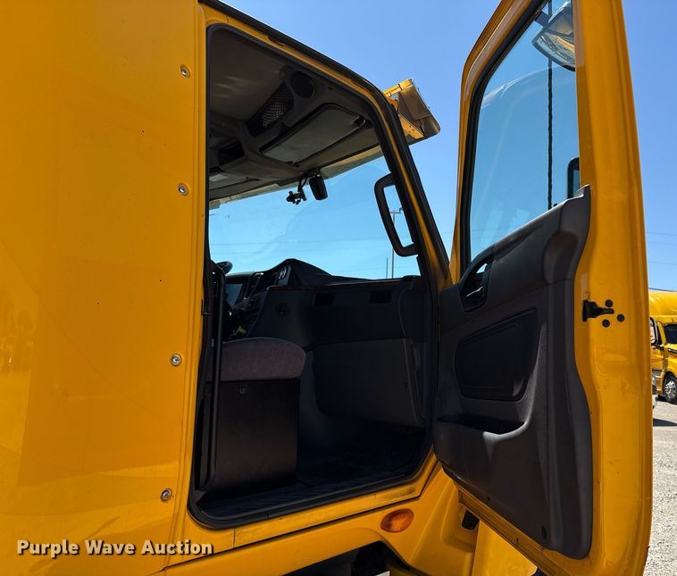 image for item EJ4577 2021 International LT625 semi truck