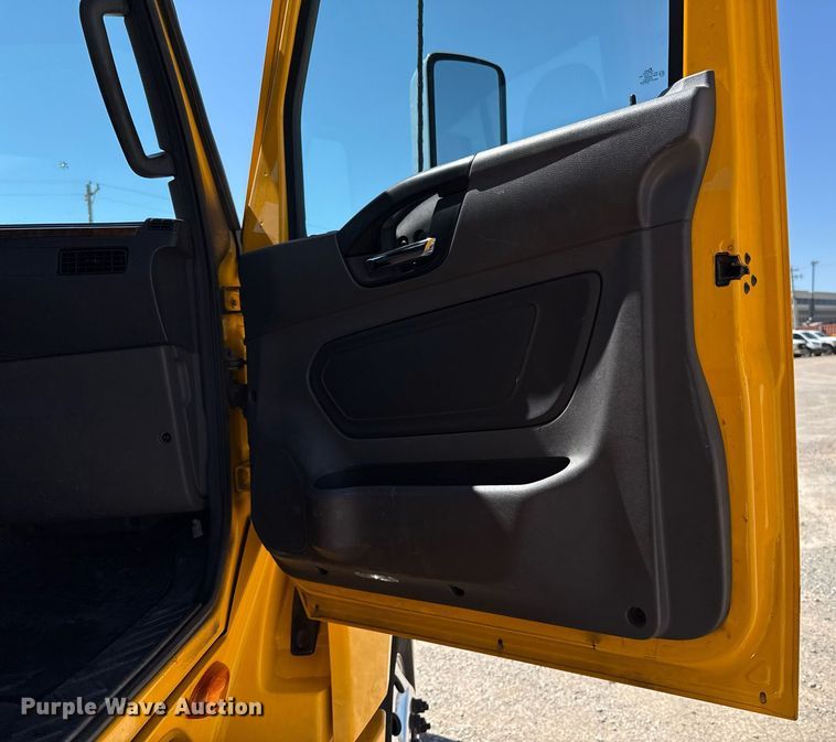 image for item EJ4577 2021 International LT625 semi truck