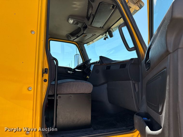 image for item EJ4577 2021 International LT625 semi truck