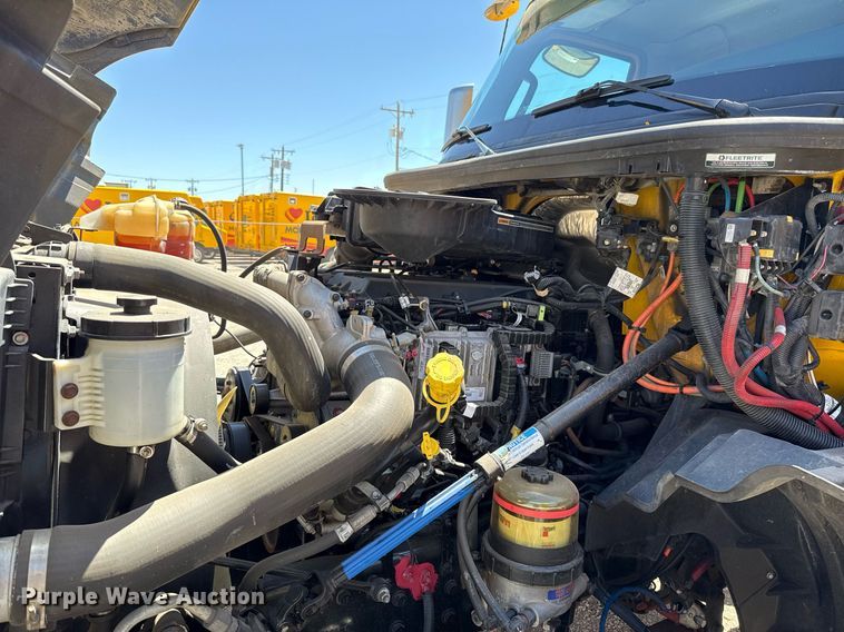 image for item EJ4577 2021 International LT625 semi truck