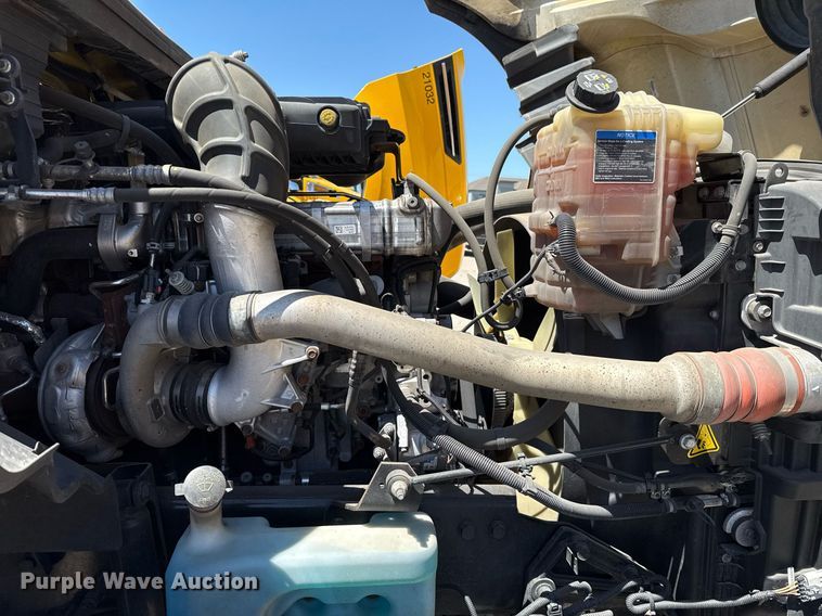 image for item EJ4577 2021 International LT625 semi truck