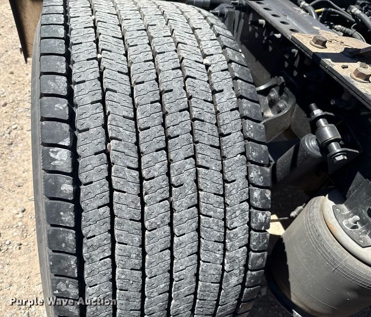 image for item EJ4577 2021 International LT625 semi truck