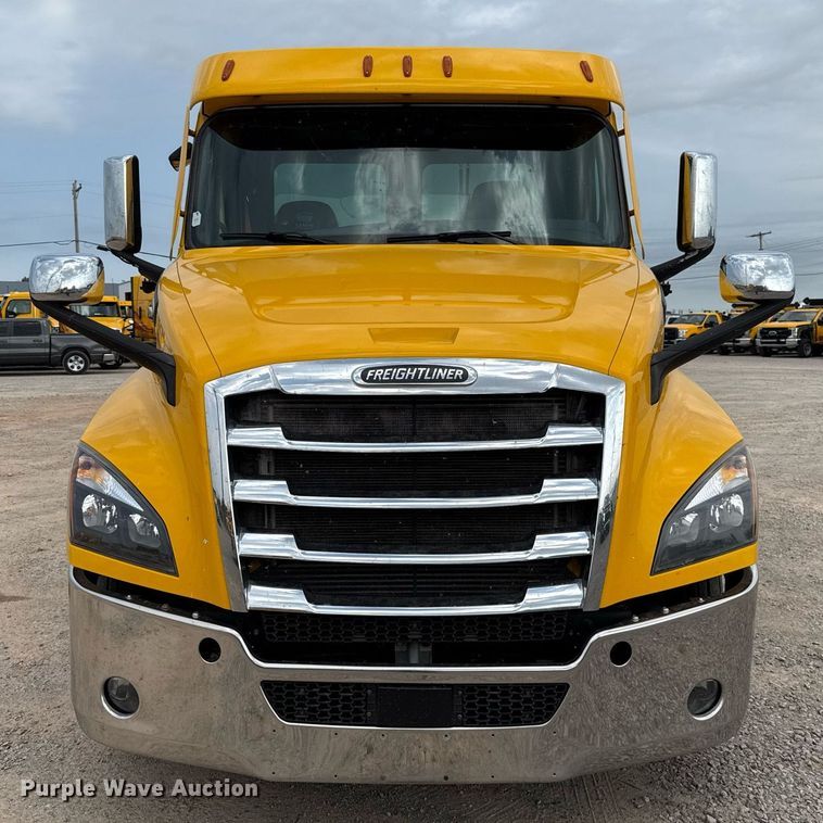 image for item EJ4578 2021 Freightliner Cascadia 126 semi truck