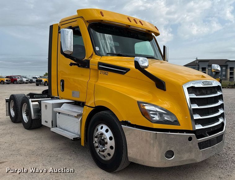 image for item EJ4578 2021 Freightliner Cascadia 126 semi truck