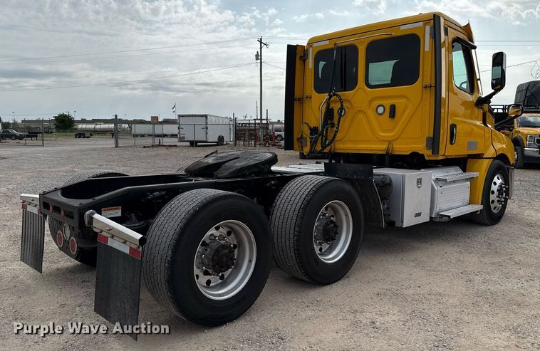 image for item EJ4578 2021 Freightliner Cascadia 126 semi truck