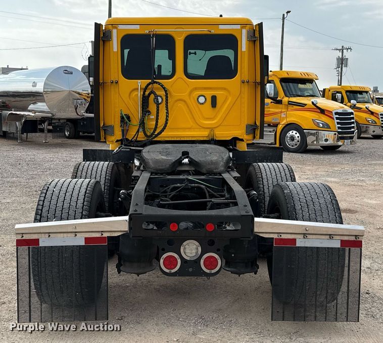 image for item EJ4578 2021 Freightliner Cascadia 126 semi truck