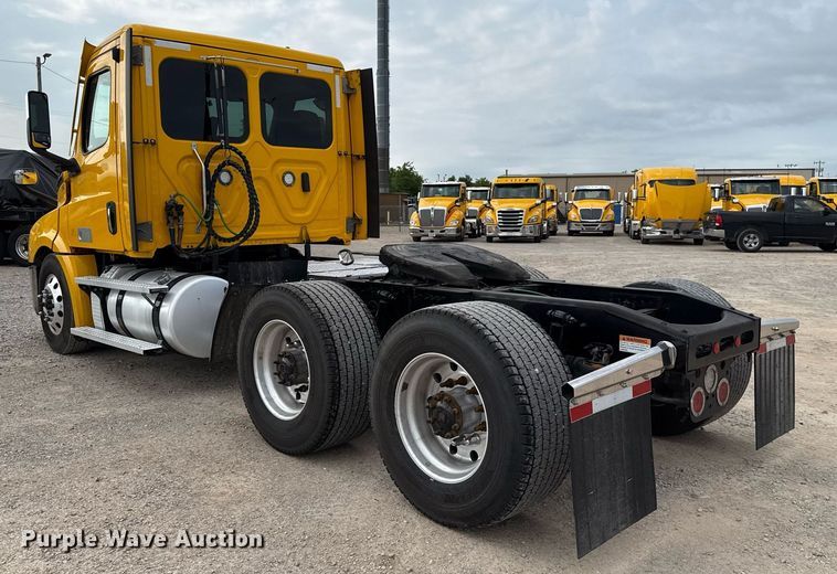 image for item EJ4578 2021 Freightliner Cascadia 126 semi truck