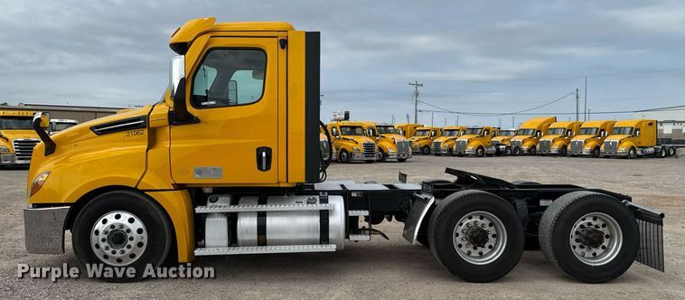 image for item EJ4578 2021 Freightliner Cascadia 126 semi truck