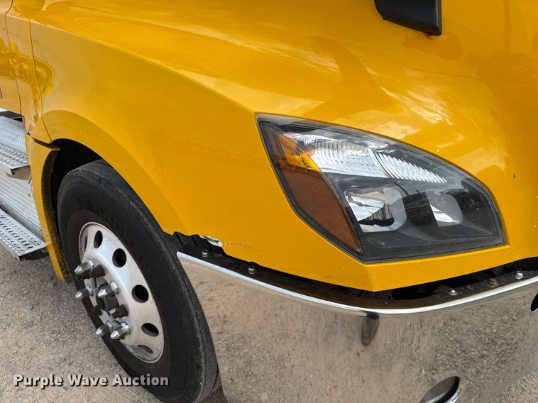 image for item EJ4578 2021 Freightliner Cascadia 126 semi truck