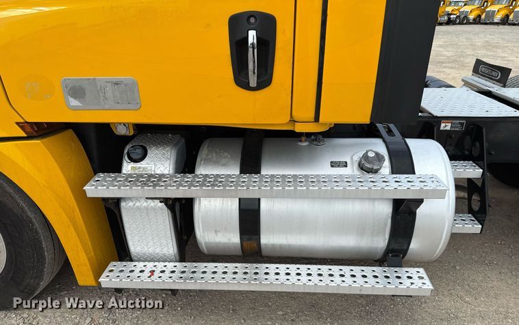 image for item EJ4578 2021 Freightliner Cascadia 126 semi truck