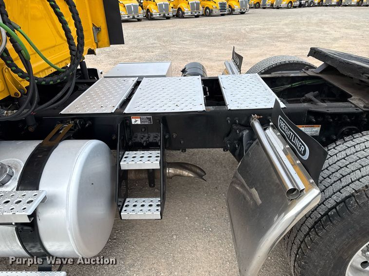 image for item EJ4578 2021 Freightliner Cascadia 126 semi truck