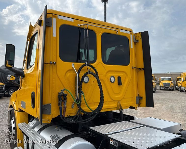 image for item EJ4578 2021 Freightliner Cascadia 126 semi truck