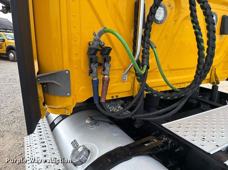 image for item EJ4578 2021 Freightliner Cascadia 126 semi truck