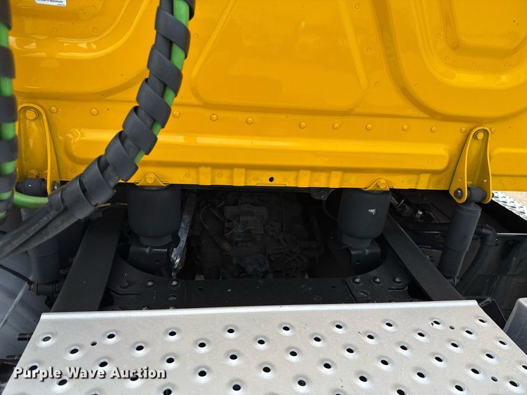 image for item EJ4578 2021 Freightliner Cascadia 126 semi truck