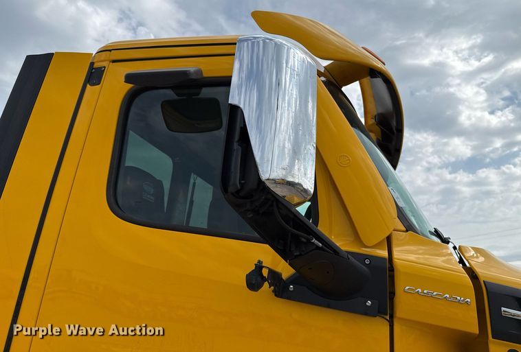 image for item EJ4578 2021 Freightliner Cascadia 126 semi truck