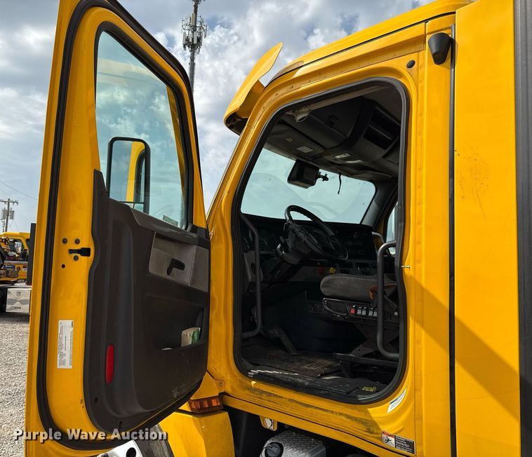 image for item EJ4578 2021 Freightliner Cascadia 126 semi truck