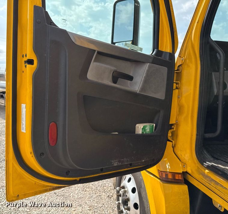 image for item EJ4578 2021 Freightliner Cascadia 126 semi truck